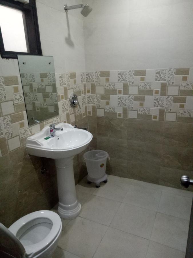Hotel Nathu Palace 뉴델리 외부 사진